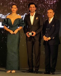 esha gupta,sunil grover & yogesh lakhani