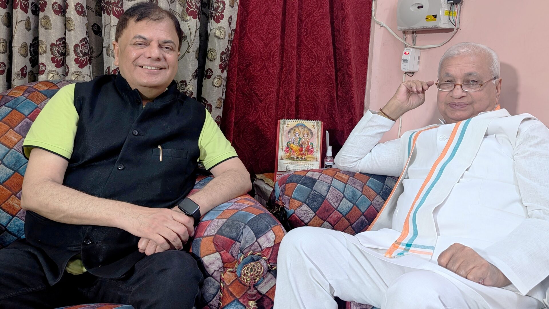 Governor Arif Mohammad Khan with Journalist Pradeep Sardana at his residence (3)
