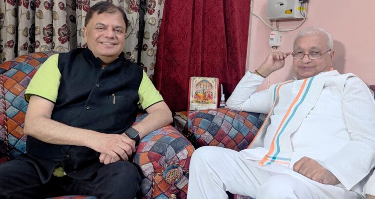 Governor Arif Mohammad Khan with Journalist Pradeep Sardana at his residence (3)