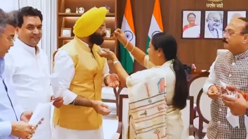 cm-rekha-gupta-with-ministers-eating-rasgulla